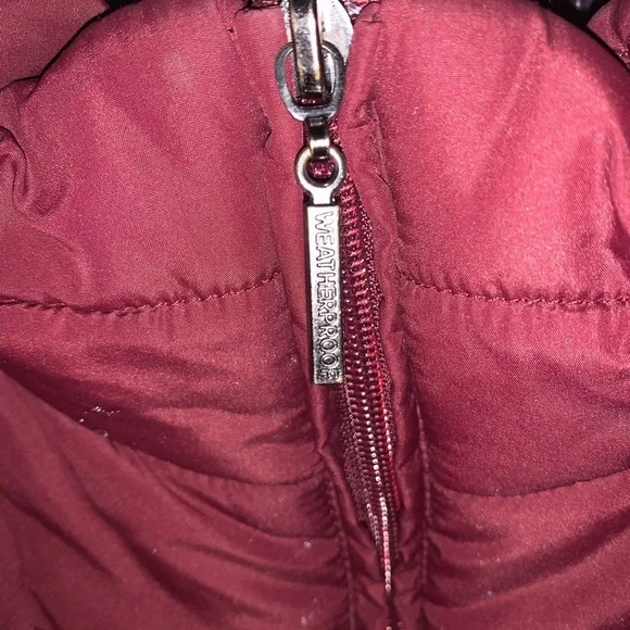 Weatherproof burgundy puffer vest ⭐️ - Picture 7 of 10